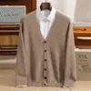Nuevo suéter de cachemira de color liso para otoño e invierno, camisa de punto de manga larga para hombre, cálida y gruesa, cárdigan de punto de un solo pecho con cuello en V para usar como prenda exterior
