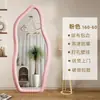 Tienda de ropa minimalista moderna con espejo de cuerpo entero, espejo de dormitorio estilo ins, espejo de dormitorio estilo crema, espejo de forma irregular