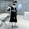 Conjunto de Moda Verão para Meninos 2026, Tamanho Médio e Grande Infantil, Camisa Polo de Manga Curta com Estampa de Letras e Shorts Casuais