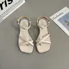 Sandálias Quadradas de Presilha Estilo Francês para Praia Femininas, Verão Bonitas Planas Abertas na Ponta 2026 Novos Sapatos Romanos de Estilo de Dedo