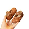 Zapatos Pequeños de Cuero para Niñas, Zapatos Tejidos de Punta Redonda, Sandalias de Verano Huecas Transpirables, Zapatos Planos Infantiles 2025, Hebillas, Versátiles y Modernos