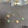 V Dourado 3.0 Banhado a 18K, Luxo Leve e Sensação de Alto Padrão, Pulseira de Trevo de Quatro Folhas com Concha Branca para Mulheres, Madrepérola Natural, Elegante e Fashion