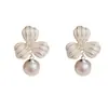 Brincos Europeus e Americanos Transfronteiriços Elegantes Moda Simples Flor de Três Folhas Prateada Espessa Pérola Brincos Design Doce Versátil de Luxo Leve