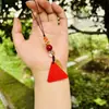 Llavero de Cinabrio Natural Estilo Templo Colgante Rojo Triangular Venta al por Mayor Amuleto Fábrica Colgante