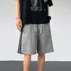 Shorts casuales de moda estilo Hong Kong con diseño a rayas para hombre, nuevo modelo de verano, tela de secado rápido, corte holgado, shorts juveniles hasta la rodilla