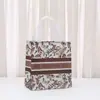 Bolsas de Embalagem Descartáveis Impermeáveis de TNT com Estampa Floral Atacado Bolsas Laminadas Bolsas para Roupas Sacolas de Compras Lotes de Presentes
