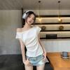 Playera de Moda con Hombros Descubiertos y Manga Corta para Mujer con un Diseño Único, con Escote Inclinado y Detalles Plisados para un Efecto Adelgazante, Perfecta para el Verano