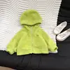 Chamarra de forro polar estilo coreano para otoño e invierno, con capucha y cierre de cremallera, diseño bordado para niños, prenda exterior a prueba de viento y cálida para bebés y niños pequeños