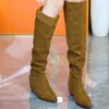 Botas altas cómodas y no fatigantes de estilo coreano, colección de invierno 2026 de moda, gamuza, completamente adornadas con pedrería, punta fina, botas para mujer que realzan la altura y estilizan.
