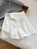 Artículo de alta calidad más vendido de Guangzhou Thirteen Lines~ Corte A que alarga las piernas, shorts blancos de lino estilo 'old money' para mujeres petite