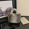 Bolsa balde de pelúcia estilosa e descontraída com um visual de alta qualidade, nova coleção outono 2026, bolsa de ombro/transversal chique e moderna