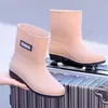 Botas de chuva femininas de cano médio, sapatos de borracha antiderrapantes da moda para adultos de cano curto, sapatos impermeáveis, botas de chuva femininas com forro de fleece