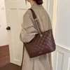 Bolsa tote pequena estilo retrô para mulheres, nova coleção 2026, com design de corrente em padrão de losangos, grande capacidade, moderna e versátil, pode ser carregada na mão ou usada como bolsa de ombro