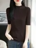 Top de canalé de cuello medio y manga corta. La textura acanalada crea un efecto adelgazante, y el cuello semi-alto acentúa el cuello.. El diseño de manga corta irradia un temperamento elegante