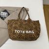 Bolsa de Ombro Grande com Estampa de Leopardo Outono/Inverno 2025 Feminina Estilo Celebridade da Internet Bolsa Tote de Compras para Mamãe Estilo Novo Casual
