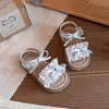 Sandalias para niñas estilo coreano, nuevo modelo verano 2026, suela suave estilo princesa con encaje, detalles de gato y moño, zapatos de playa para niños