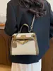 Nova Moda Casual Europeia e Americana 2024 Bolsa Transversal de Ombro Único com Cor Contrastante para Mulheres, Luxo Leve, Bolsa de Mão Simples e Versátil Tendência