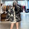 Cardigan Tricotado da Moda Outono e Inverno 2024 Novo Top com Decoração de Ponto Caseado em Combinação de Cores Preto e Branco Casaco Grosso Solto de Estilo Retrô com Botões Simples
