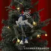 Artigos decorativos: sinos de rena, pequeno veado com enfeites de árvore de Natal, adereços decorativos, presentes, laços de alce, chifres