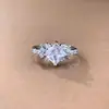 Novo Anel de Zircônia e Diamante Yuhong 2024 Estilo Coreano Luxo Acessível High-End Joia de Mão Versátil e Exquisita Venda Direta da Fábrica