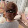 Grampo Elegante de Veludo com Flor e Strass Torcido, Presilha Fashion Retrô para Rabo de Cavalo, Pente de Cabelo de Luxo para a Parte de Trás da Cabeça, Grampo de Peça Única
