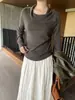 Tricô MMC Lã Gola Diagonal Irregular Estilo Outono 26 Feminino Emagrecedor Versátil Manga Longa Suéter Top 63M65310