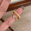 Anillo cuadrado de circón de azúcar cepillado vintage medieval para mujer, anillo abierto de lujo ligero de alta gama, nicho