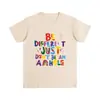 Camiseta Chic Divertida con Letra Graffiti para Mujer Verano Hombro Derecho Holgada Casual Diseño de Manga Corta Top de Algodón Puro Cuello Redondo