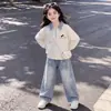 Conjunto de dos piezas para niñas 2026 Primavera/Otoño: top elegante de cuadros con retazos y cuello, combinado con jeans con lazo
