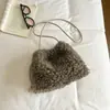 Bolsa Nueva de Mujer Otoño 2026 Bolso Cubo Moderno y Único Bolso de Hombro de Felpa Bolso Esponjoso de Color Sólido de Alto Valor