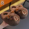 Zapatos cerrados de algodón para niños con diseño de capibara para invierno, cálidos y afelpados, adecuados para niños y niñas, uso en casa, a juego con padres e hijos, zapatos cerrados de algodón para niños