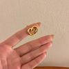 Anillo de banda ancha con textura de metal estilo europeo y americano, apertura irregular con forma de corazón, chapado en oro para todo tipo de combinaciones.