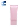 Nuevo envase aislante de limpiador facial de 60 g, extruido, rosa, plano, con cubierta súper plana, manguera de PE, material de embalaje de protección solar.