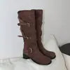 Botas de Equitação Versáteis e Slim de Cano Médio para Mulheres, Coleção Outono 2026, Bico Redondo, Salto Grosso, Fivela de Cinto, Botas Retas Marrons