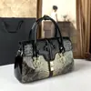 Bolsa de Ombro Retrô Mais Vendida no Exterior, Versátil de Alta Qualidade com Temperamento para Mãe, Bolsa de Mão de Couro Envernizado com Estampa de Cobra de Luxo Leve, Bolsa Transversal