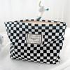 Nueva bolsa de cosméticos a cuadros blanco y negro moda A cuadros simple cuadrada de alto valor bolso de lona bolsa de almacenamiento portátil