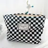 Nueva Bolsa de Maquillaje de Cuadros Blanco y Negro Moda Cuadros Simple Cuadrada Alta Apariencia Bolsa de Tela Tote Bolsa de Almacenamiento Portátil