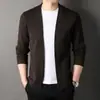 Nuevo suéter cárdigan de otoño para hombre, color liso con lana, bolsillos reales, prenda exterior casual y moderna para jóvenes, venta al por mayor