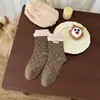 Nueva colección de otoño: calcetines rosas sin costuras con pequeños estampados florales, de longitud media hasta la pantorrilla, para estudiantes mujeres, en un estilo universitario fresco y elegante