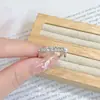Design único com uma vibe doce e cool, anel de esmalte de rosa fashion e requintado para mulheres, estilo minimalista com um toque de luxo, adequado para usar em camadas no dedo indicador