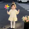 Nuevo vestido para niña con cuello de muñeca, vestido de manga larga para primavera/otoño con bordado de conejito pequeño y dobladillo con volantes