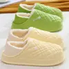 Chinelos de inverno femininos de algodão com forro de pelúcia, calcanhar fechado, confortáveis para uso doméstico, chinelos de pelúcia para ambientes internos para casais, chinelos de algodão quentes de inverno para homens