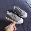 Zapatos infantiles de primavera y otoño versión coreana de zapatillas de lona para niños zapatos casuales para bebés para niños y niñas una generación de marea al por mayor