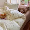 Conjunto de quatro peças estilo Ins com bolinhas rosa em veludo de leite, capa de edredom espessa em fleece de coral para outono e inverno, apresentando um design fofo e feminino, e roupa de cama em fleece dupla face