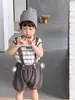 Ropa de Verano para Bebé Estilo Delgado Ropa de Verano para Niños 2026 Estilo Coreano Ropa para Niños Camiseta de Manga Corta a Rayas para Niño y Pantalones con Tirantes