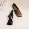 Zapatos de mujer cómodos de tacón bajo con escote pronunciado y patchwork de estampado de leopardo, nuevos mocasines retro slip-on de otoño 2026