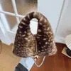 Bolsa de pelúcia super moderna para mulheres, nova bolsa transversal com corrente peluda versátil para outono e inverno, pequena bolsa tote