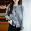 Cardigan clásico versátil de estilo casual con cuello redondo, botones de mapache, manga larga, tejido de terciopelo, abrigo juvenil de camelia para mujer