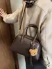 Bolsa de almohada de diseño de nicho de comercio exterior 2026 Otoño e Invierno Nuevo estilo Bolso de hombro Elegante Versátil Bolso cruzado Moderno Bolso pequeño