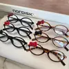 Subcultura Hello Kitty Laço Oval Preto Armação Estampa de Leopardo Lentes Espelhadas Lisas Sem Maquiagem Mostrando Rosto Pequeno